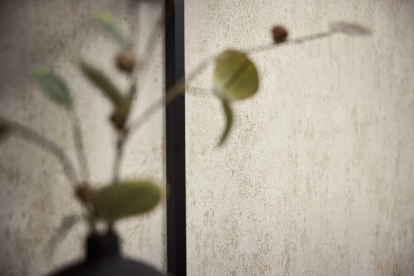 Neaustas tapetes ar apmetuma efektu krēmīgā bēšā tonī - viesistabas interjerā