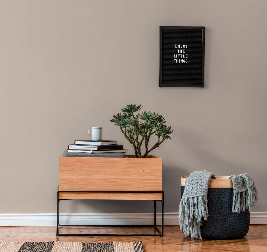 Bēšas tapetes ar lina efekta faktūru - kombinācija ar mebelēm