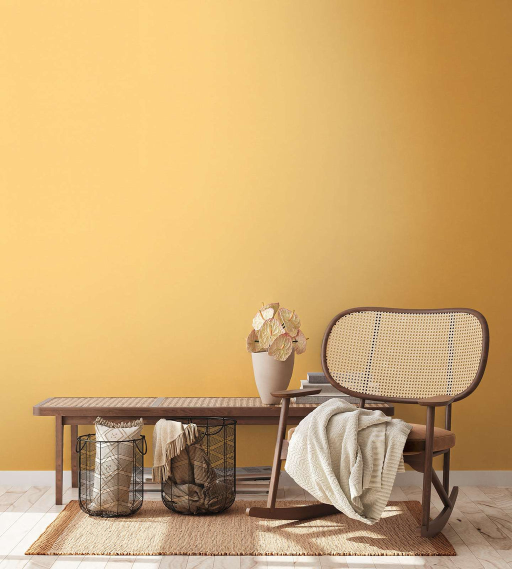 Dzeltenas tapetes ar smalku lina faktūru - kombinācija ar mebelēm