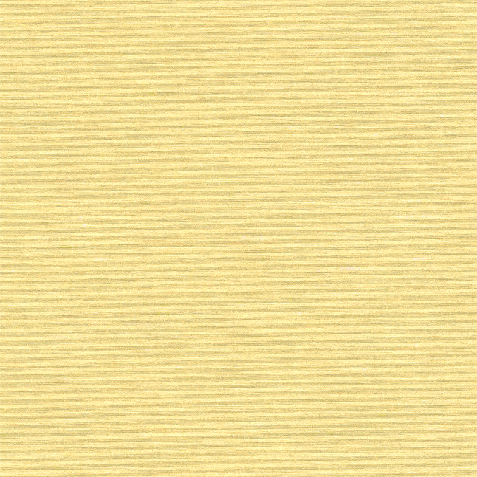 Dzeltenas tapetes ar smalku lina faktūru - kombinācija ar mebelēm