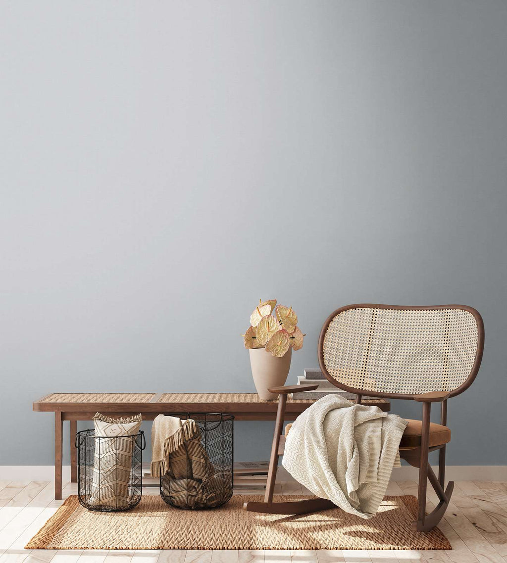 Pelēkas vienkrāsainas tapetes ar lina struktūru - kombinācija ar mebelēm