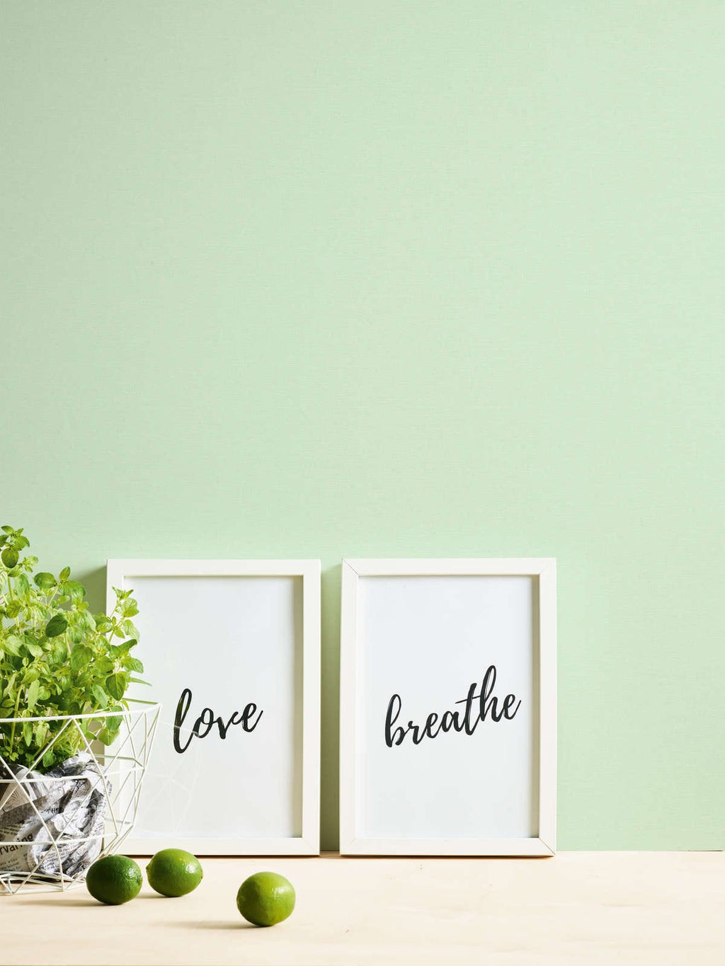 Piparmētru tonī vienkrāsainas tapetes ar lina tekstūru - istabas interjerā