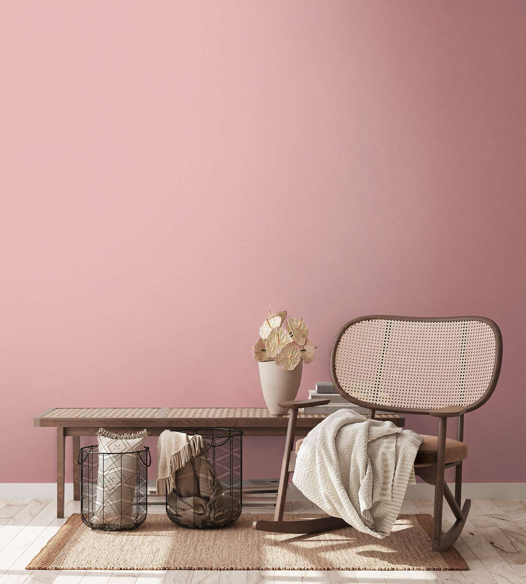 Rozā tapetes ar lina auduma struktūru - guļamistabas interjerā
