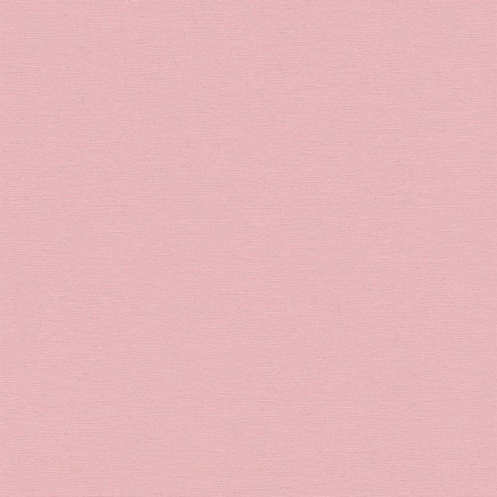 Rozā tapetes ar lina auduma struktūru - viesistabas interjerā