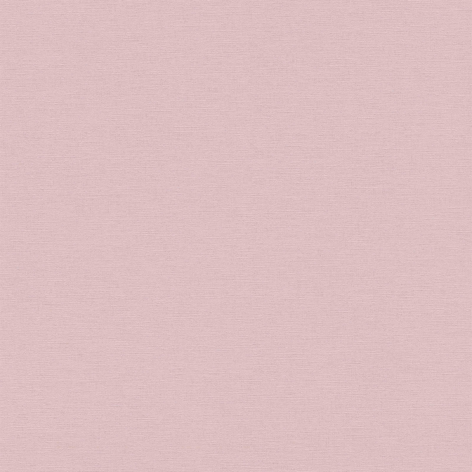 Rozā tapetes ar lina auduma struktūru - viesistabas interjerā