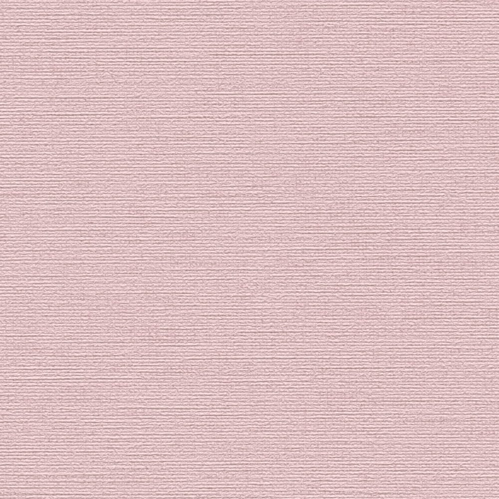 Rozā tapetes ar lina auduma struktūru - viesistabas interjerā