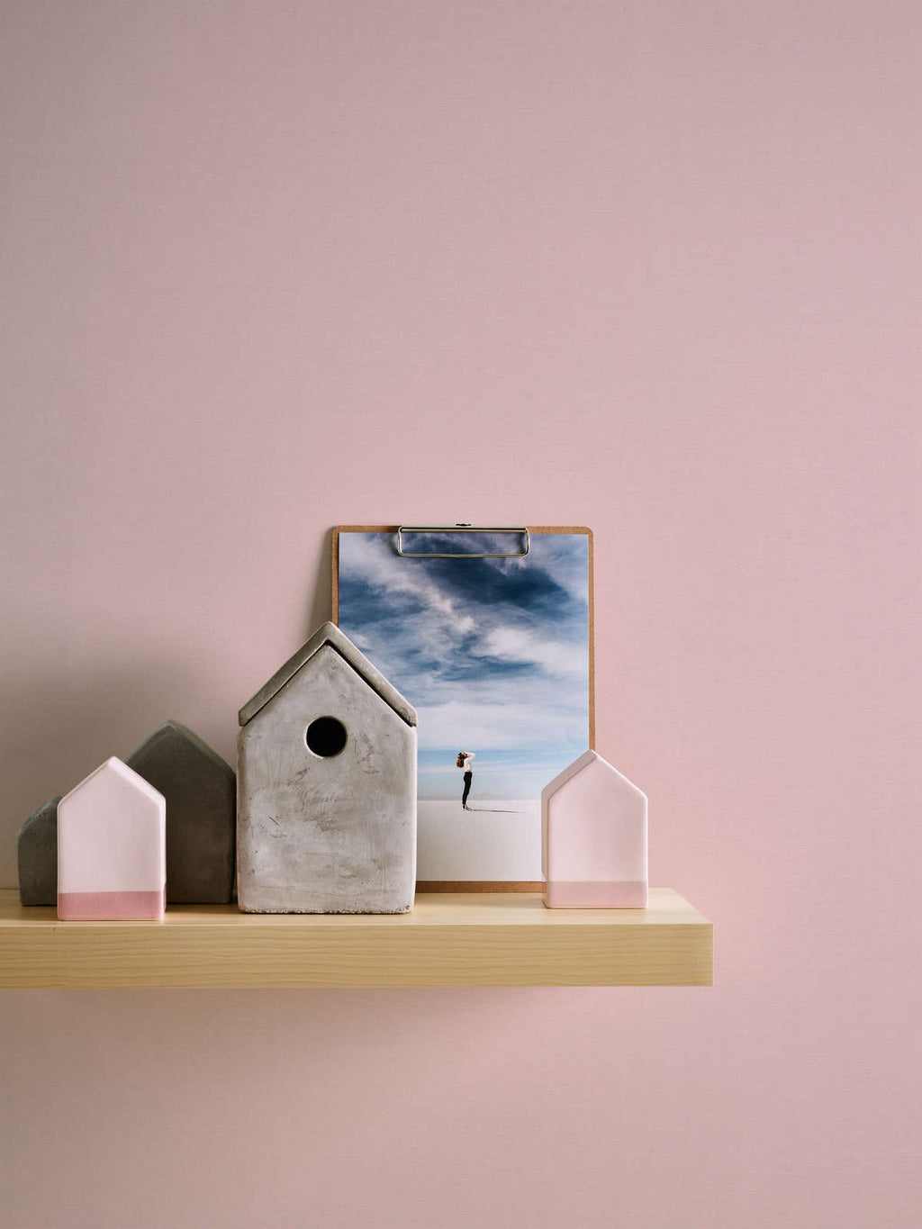 Rozā vienkrāsainas tapetes ar lina tekstūras dizainu - istabas interjerā