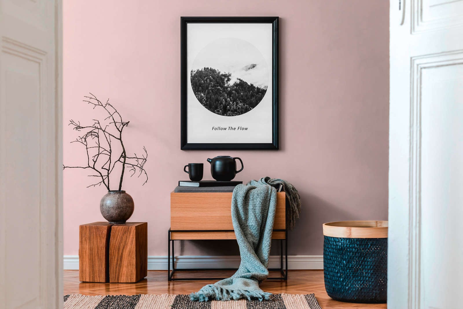 Rozā vienkrāsainas tapetes ar lina tekstūras dizainu - vizualizācija interjerā