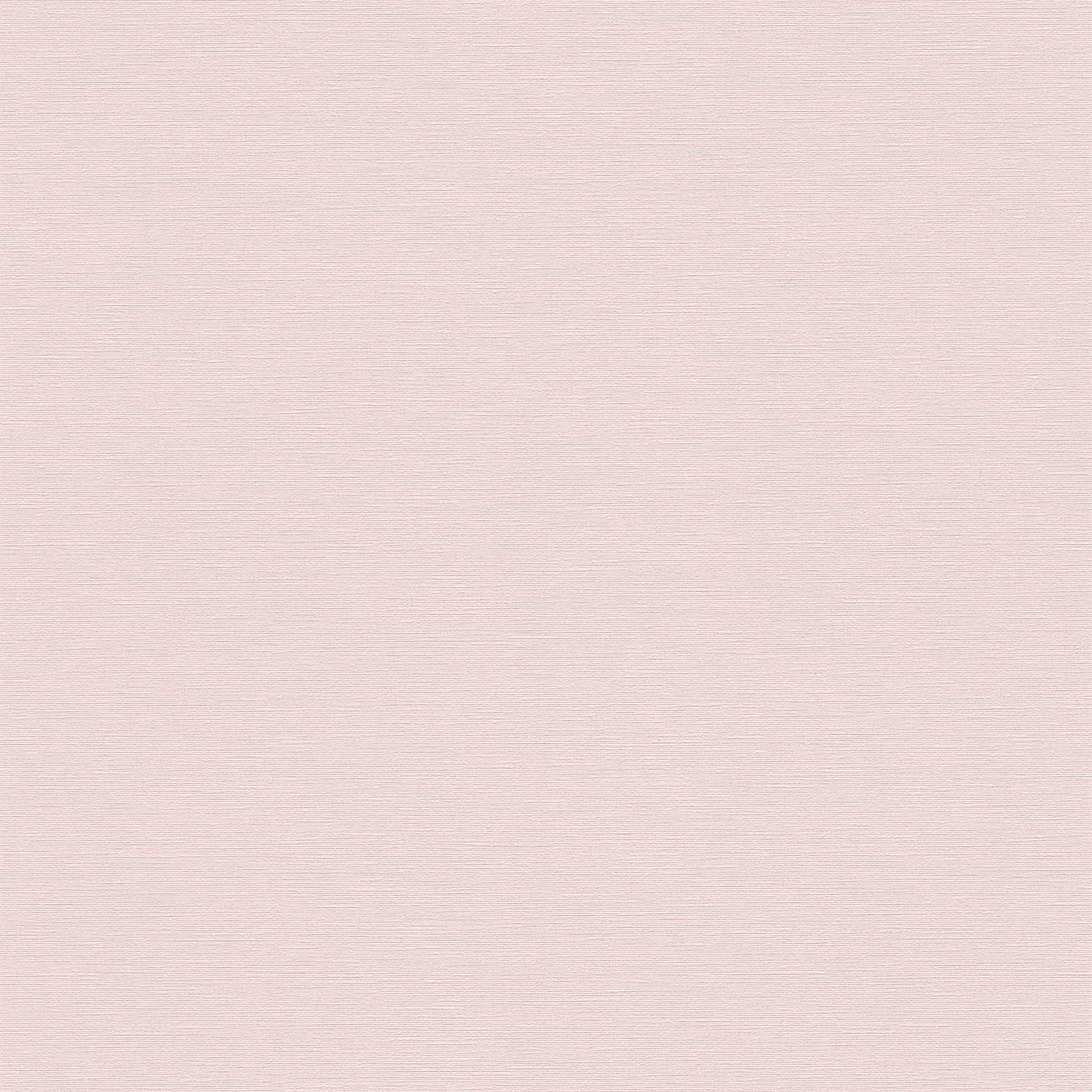 Rozā vienkrāsainas tapetes ar lina tekstūras dizainu - kombinācija ar mebelēm