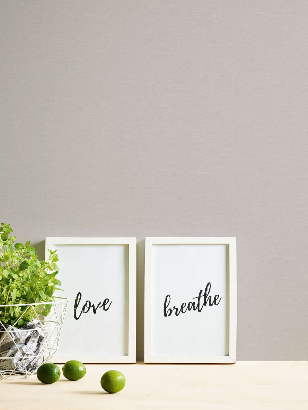 Vienkrāsainas tapetes taupe tonī ar lina struktūras rakstu - idejas interjerām