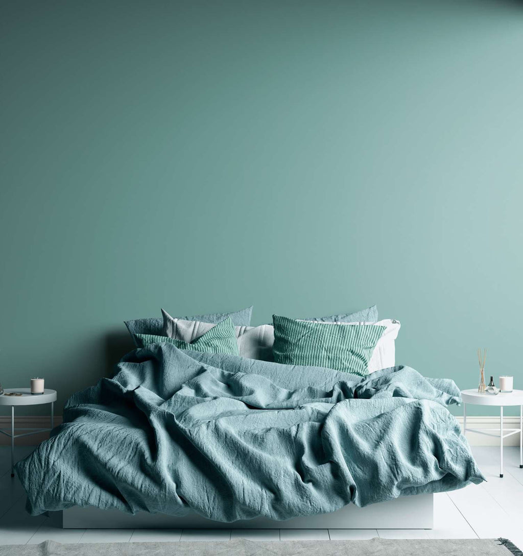 Tirkīza tapetes ar vienkrāsainu lina rakstu - kombinācija ar mebelēm