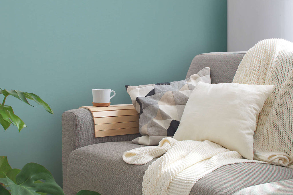 Tirkīza tapetes ar vienkrāsainu lina rakstu - guļamistabas interjerā