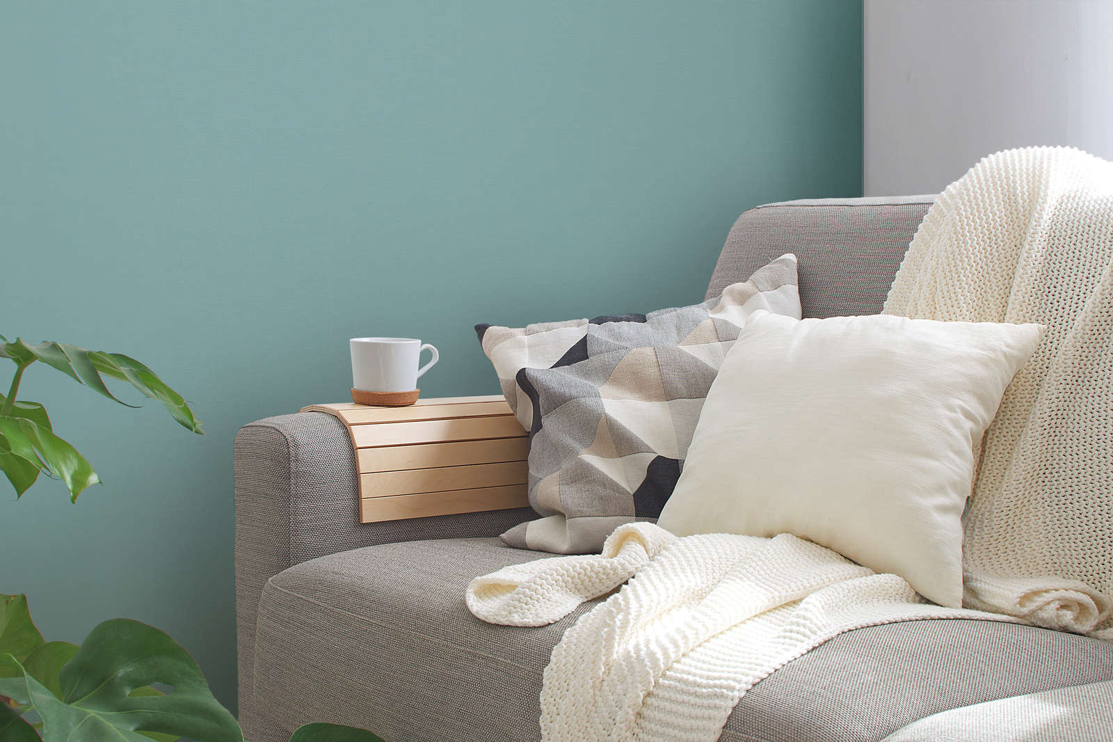 Tirkīza tapetes ar vienkrāsainu lina rakstu - guļamistabas interjerā