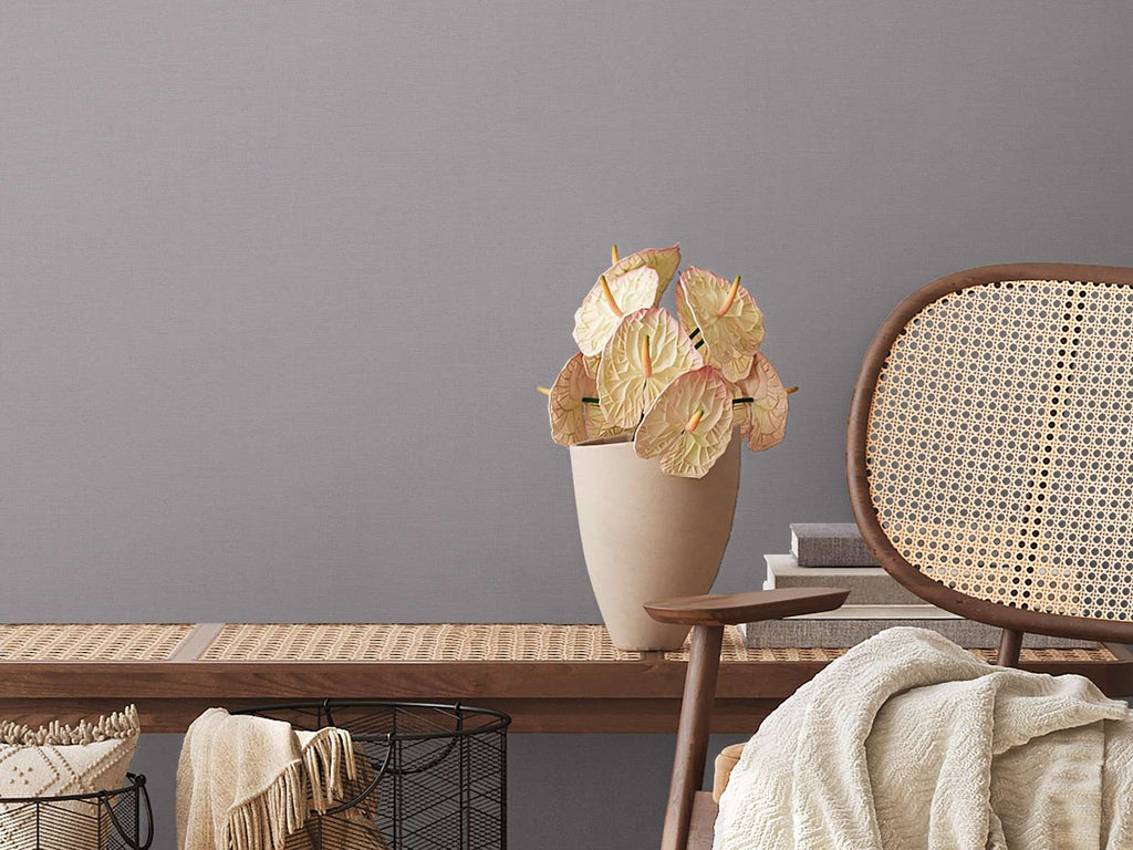 Tumši pelēkas tapetes ar lina auduma izskatu - guļamistabas interjerā