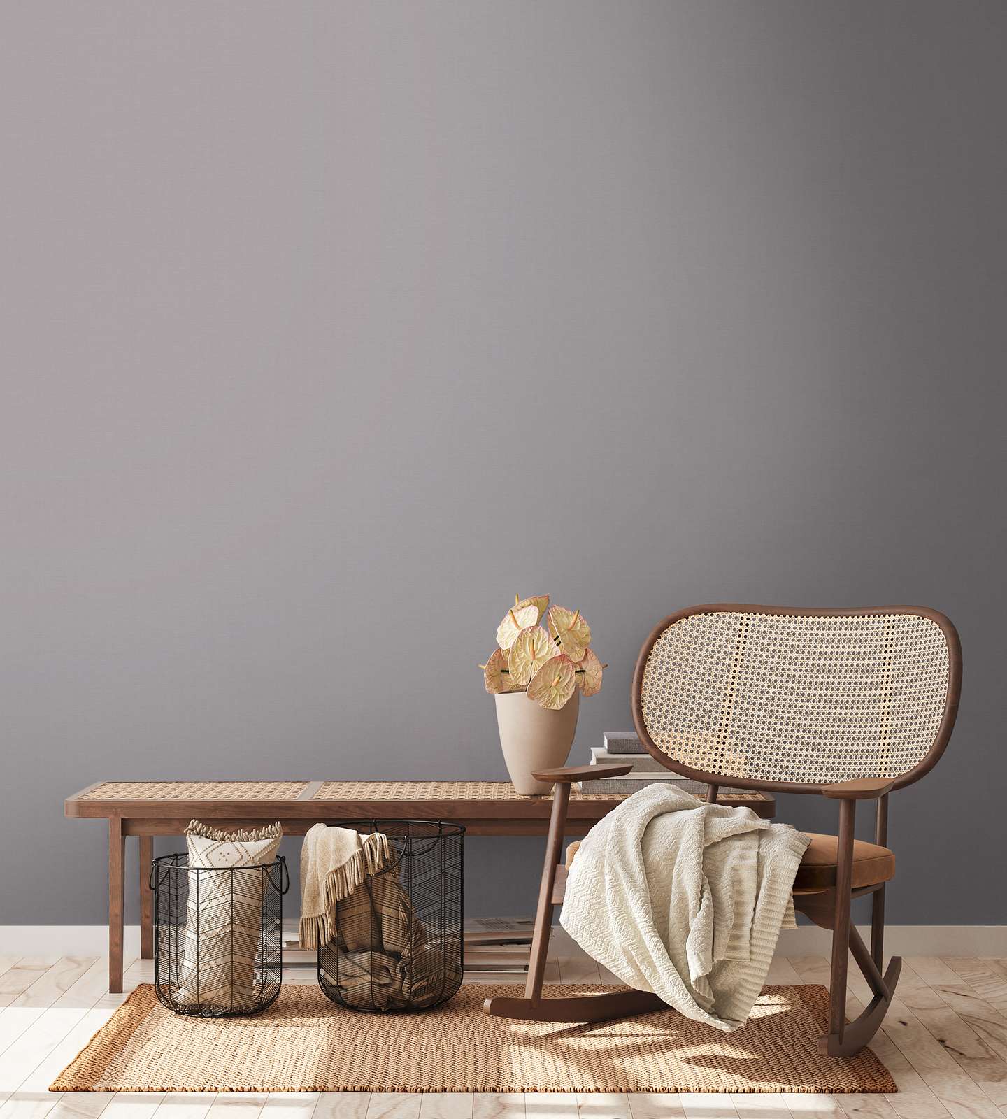 Tumši pelēkas tapetes ar lina auduma izskatu - viesistabas interjerā