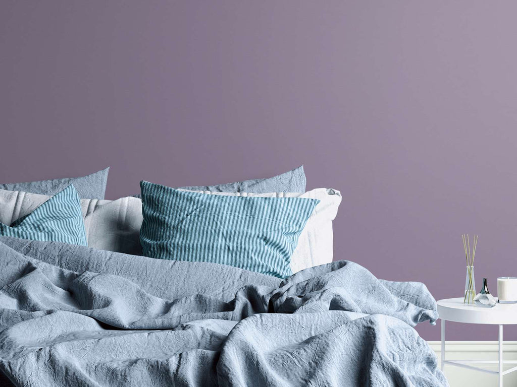 Violetas tapetes ar teksturētu lina efektu - kombinācija ar mebelēm