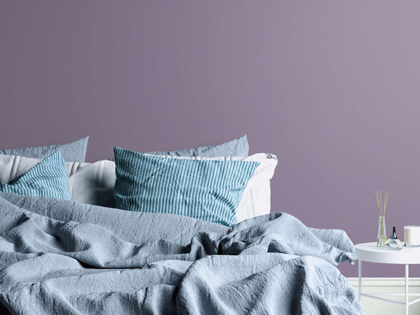 Violetas tapetes ar teksturētu lina efektu - kombinācija ar mebelēm