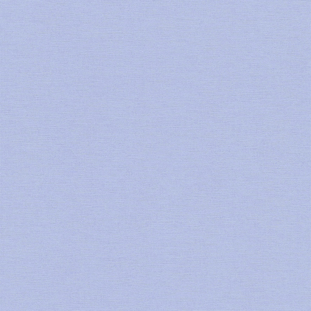 Zilas tapetes ar lina tekstūras virsmu - viesistabas interjerā