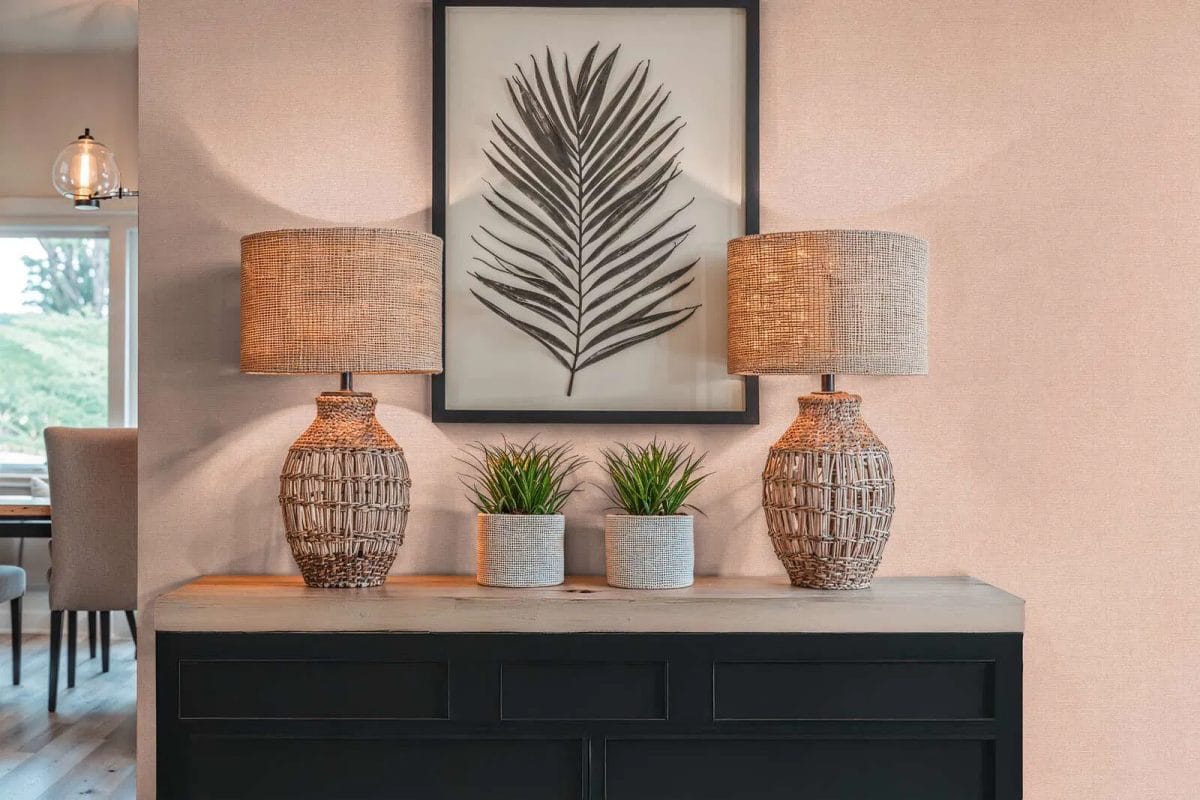 Rozā vienkrāsainas tapetes ar mierīgu tekstūru romantiskā un relaksējošā guļamistabas interjerā. SKU: 3012151, AS Creation.