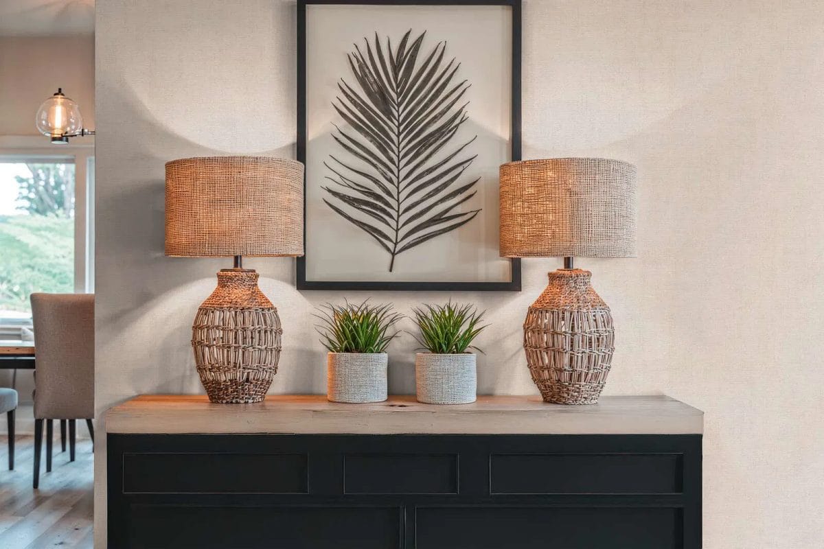 Silti pelēkas un bēšas vienkrāsainas tapetes ar mierīgu tekstūru harmoniskā guļamistabas interjerā. SKU: 3012145, AS Creation.