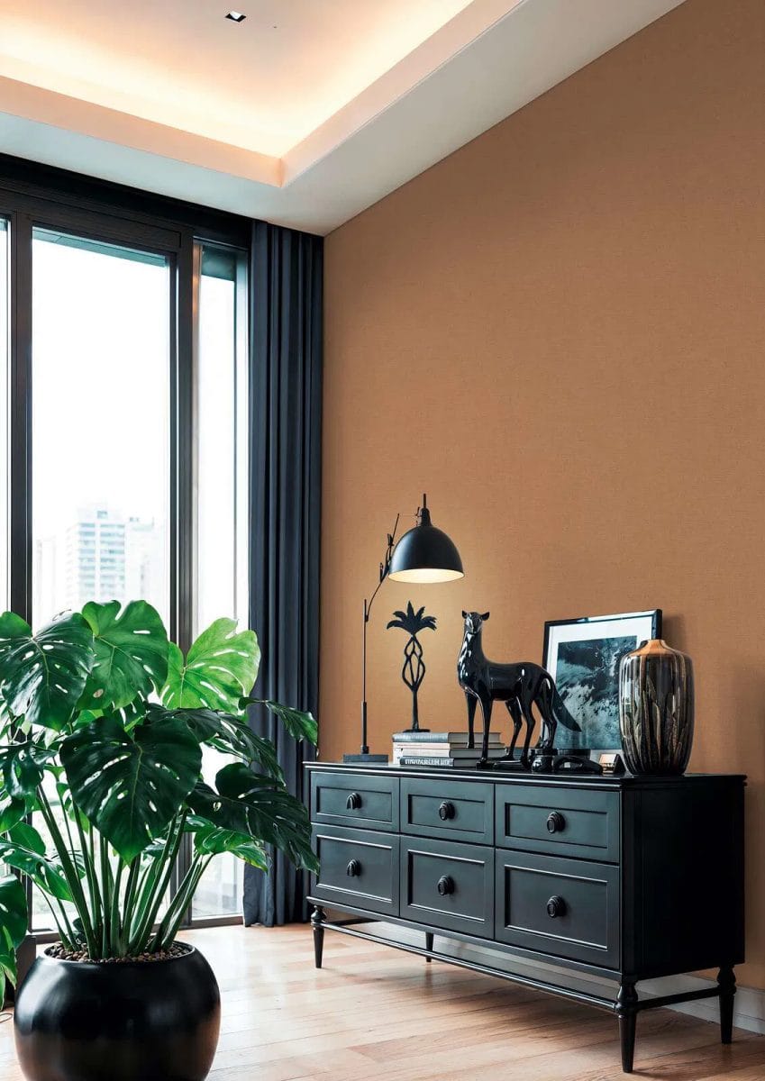 Brūnas vienkrāsainas tapetes ar smalku tekstūru klasiskā un mierīgā guļamistabas interjerā. SKU: 3012153, AS Creation.