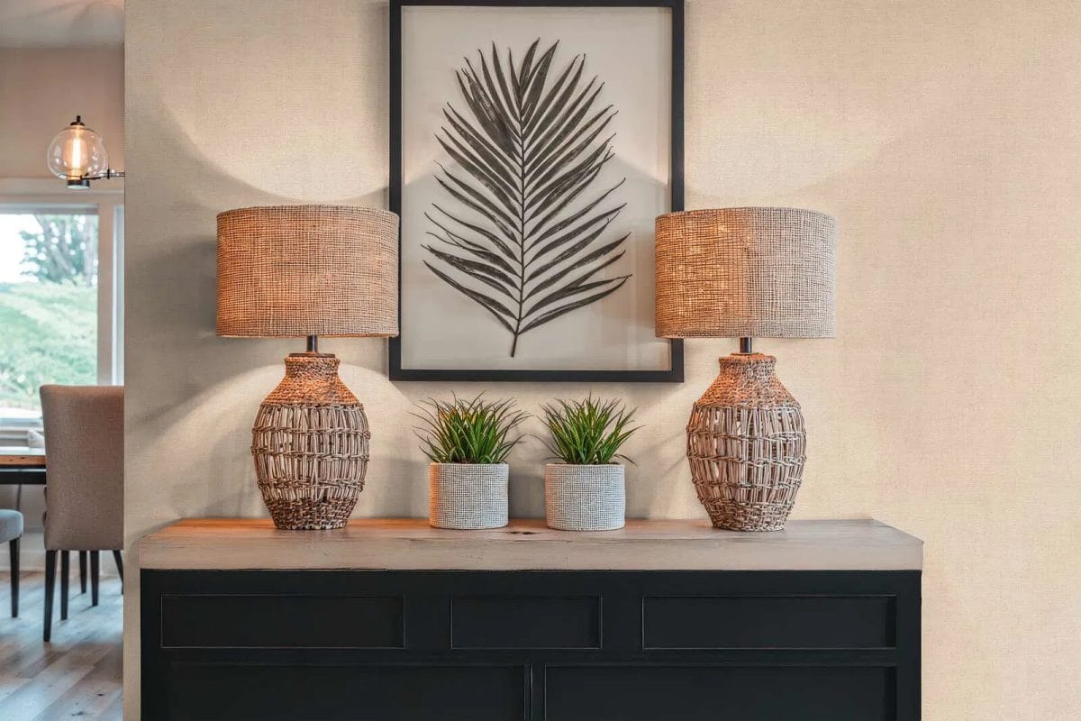 Smilškrāsas vienkrāsainas tapetes ar smalku matētu faktūru dabiskā guļamistabas interjerā. SKU: 3012147, AS Creation.