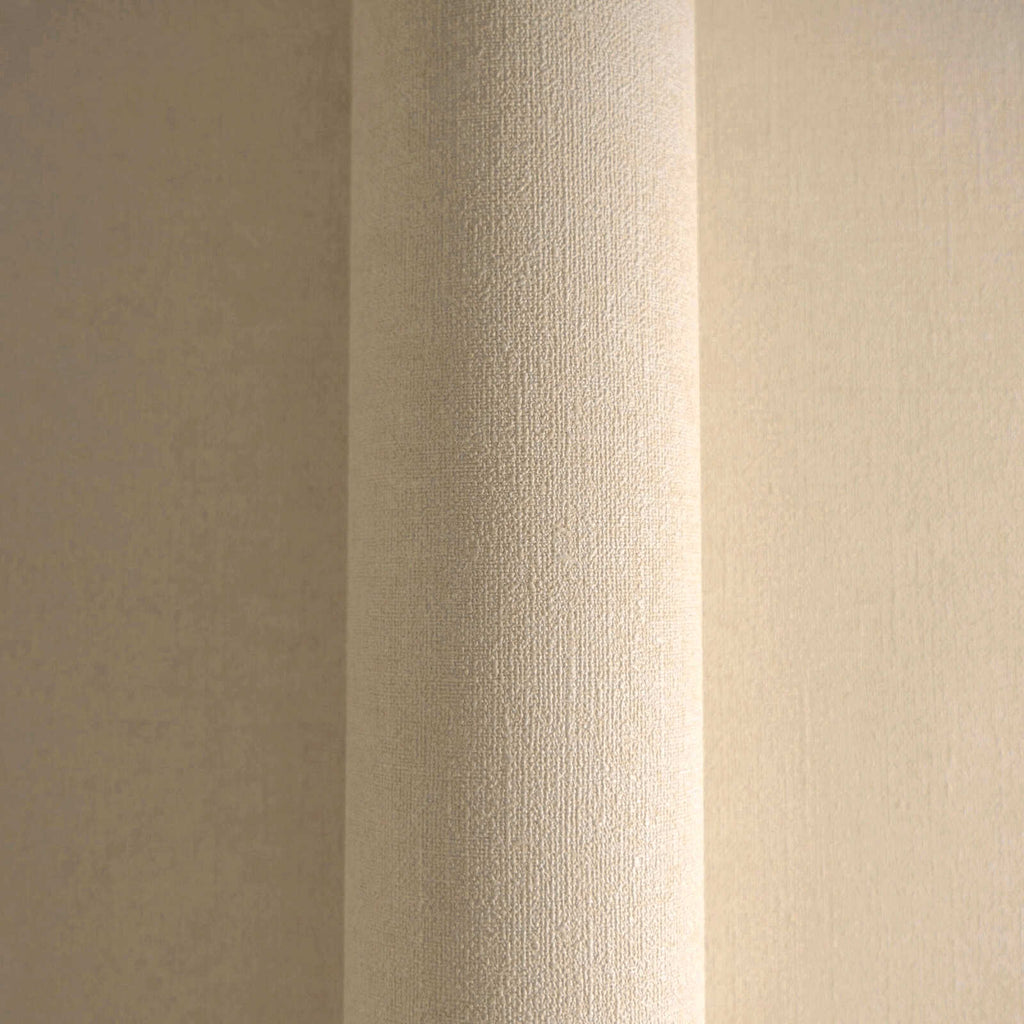 Vienkrāsainas tapetes ar tekstila efektu bēšā tonī - guļamistabas interjerā