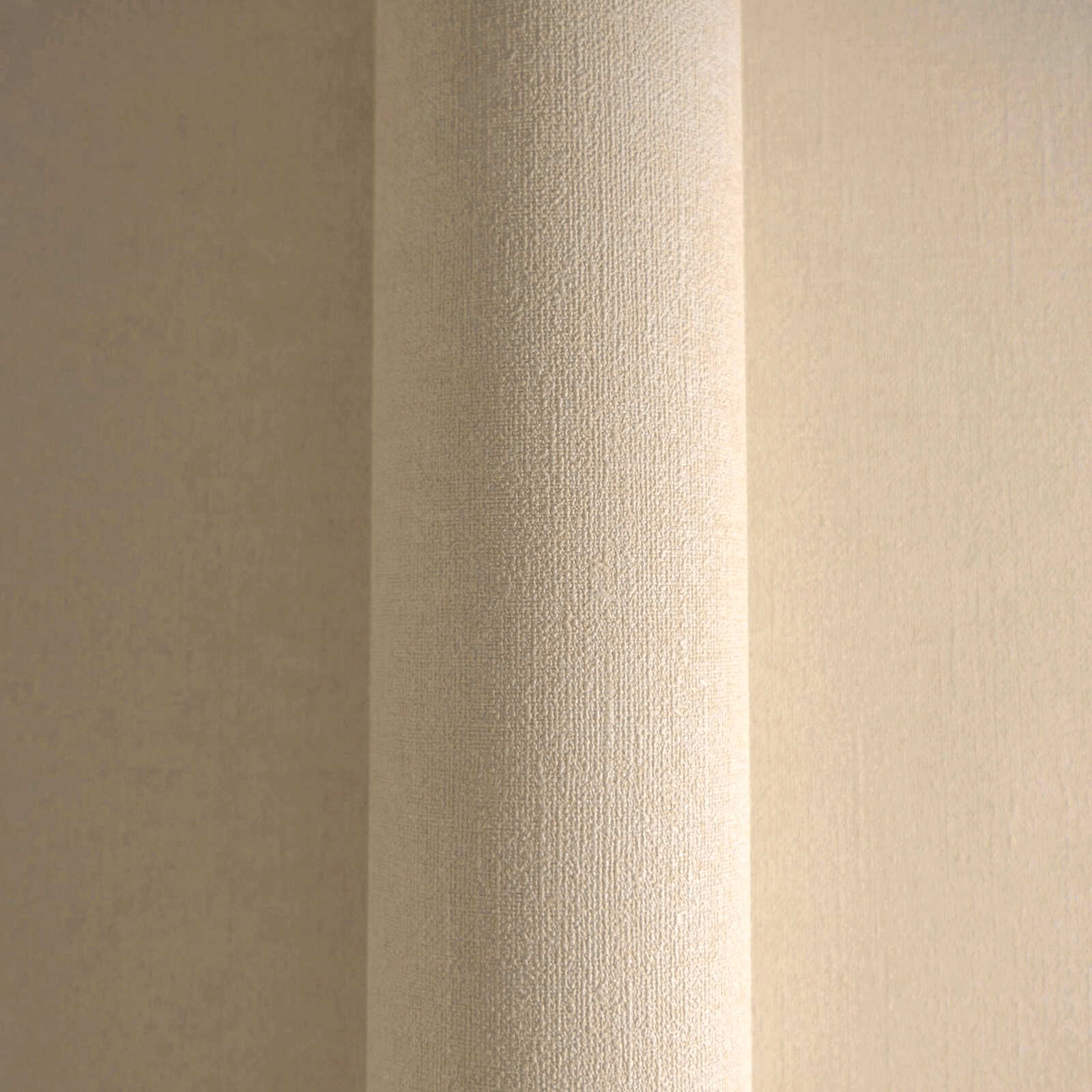 Vienkrāsainas tapetes ar tekstila efektu bēšā tonī - guļamistabas interjerā