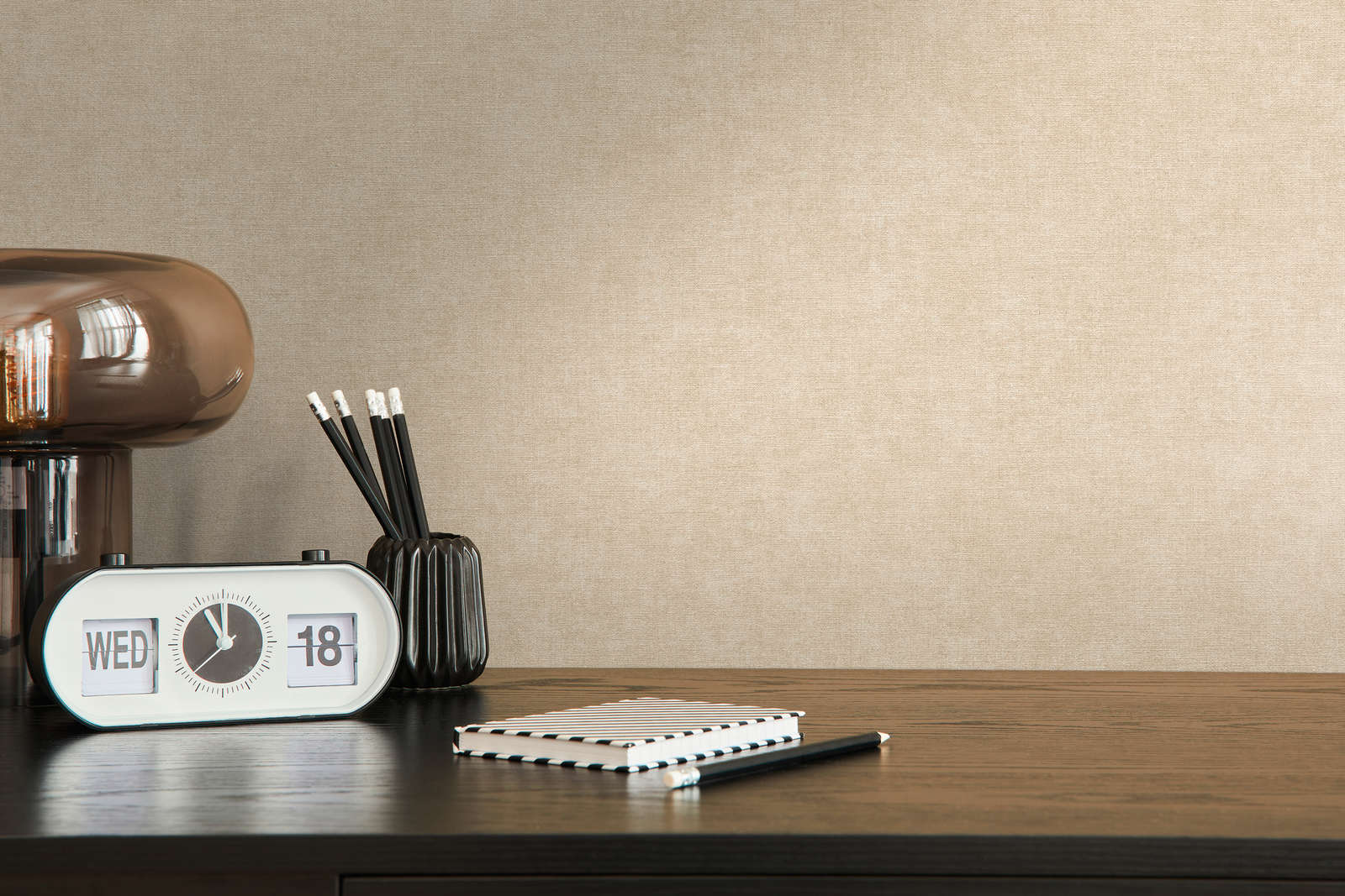 Vienkrāsainas tapetes ar tekstila efektu bēšā tonī - idejas interjerām