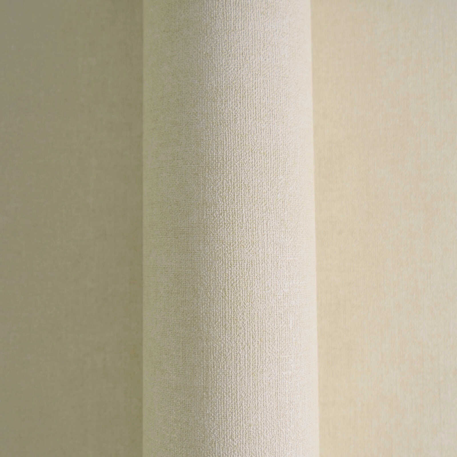 Tapetes bēšos toņos ar auduma tekstūru — minimālistisks stils - viesistabas interjerā