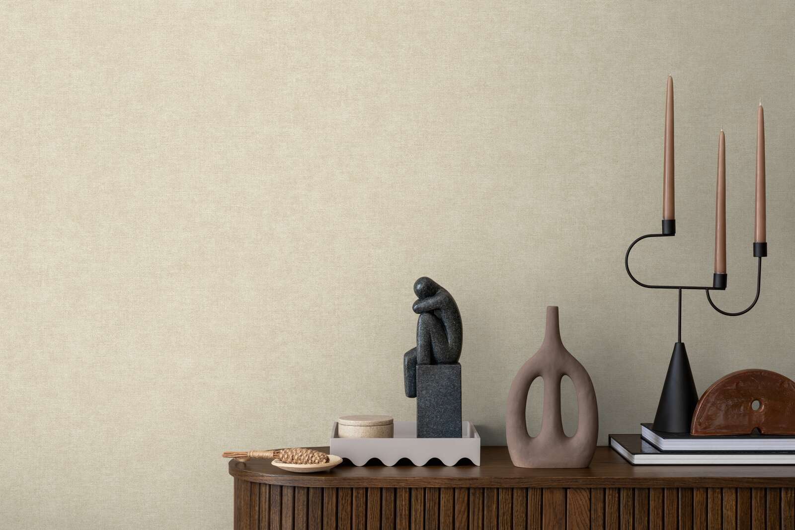Tapetes bēšos toņos ar auduma tekstūru — minimālistisks stils - idejas interjerām