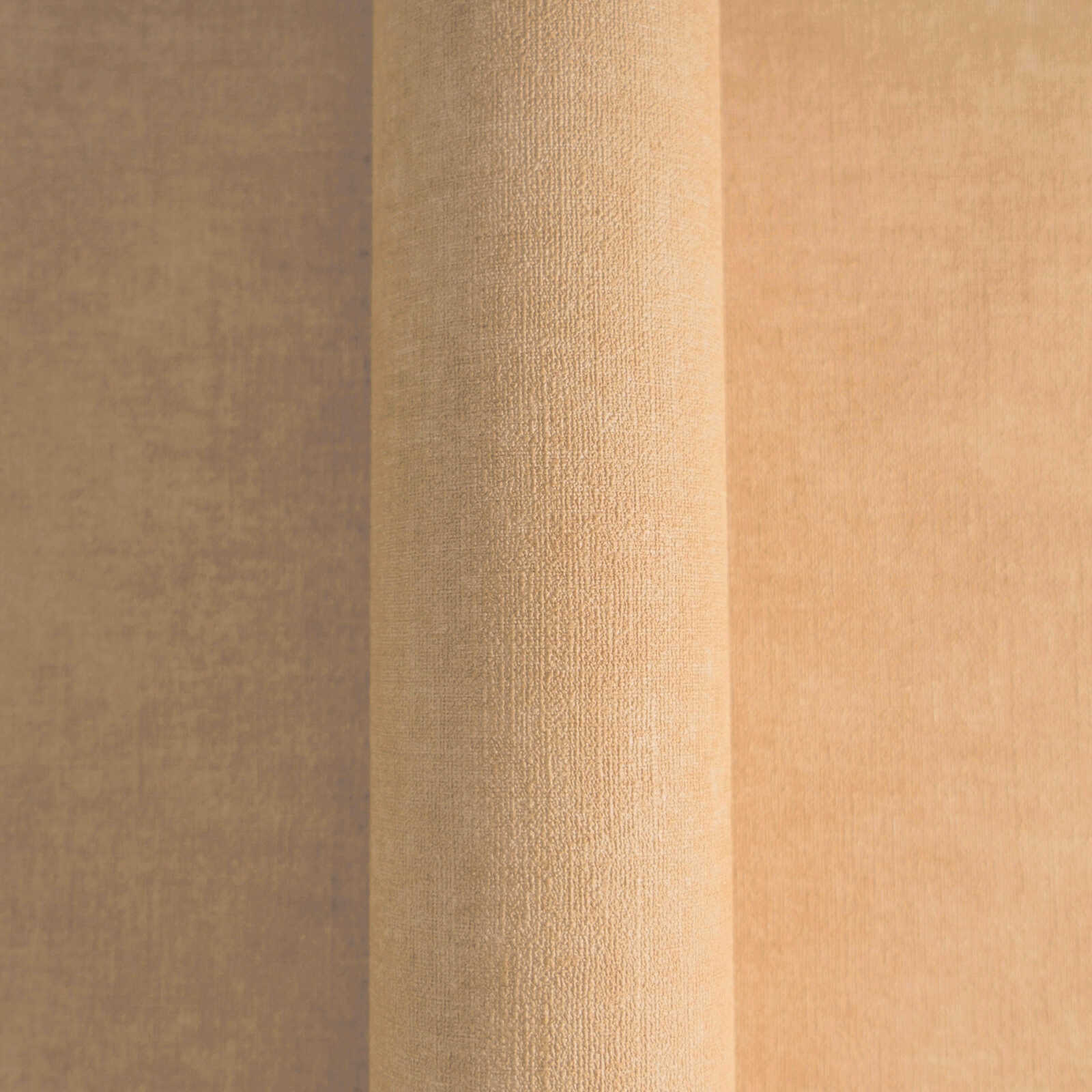 Vienkrāsainas tapetes ar tekstila efektu brūnā tonī - idejas interjerām