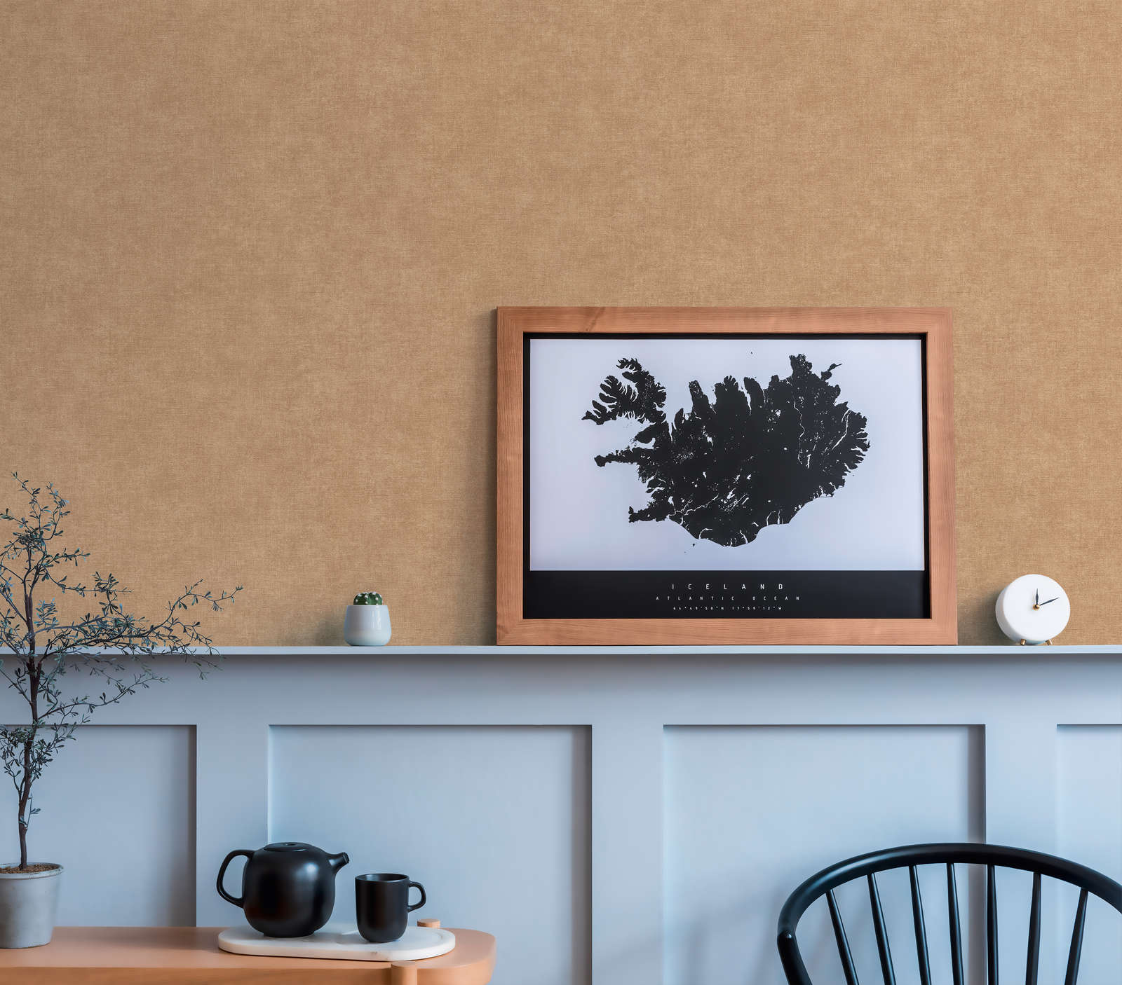 Vienkrāsainas tapetes ar tekstila efektu brūnā tonī - kombinācija ar mebelēm