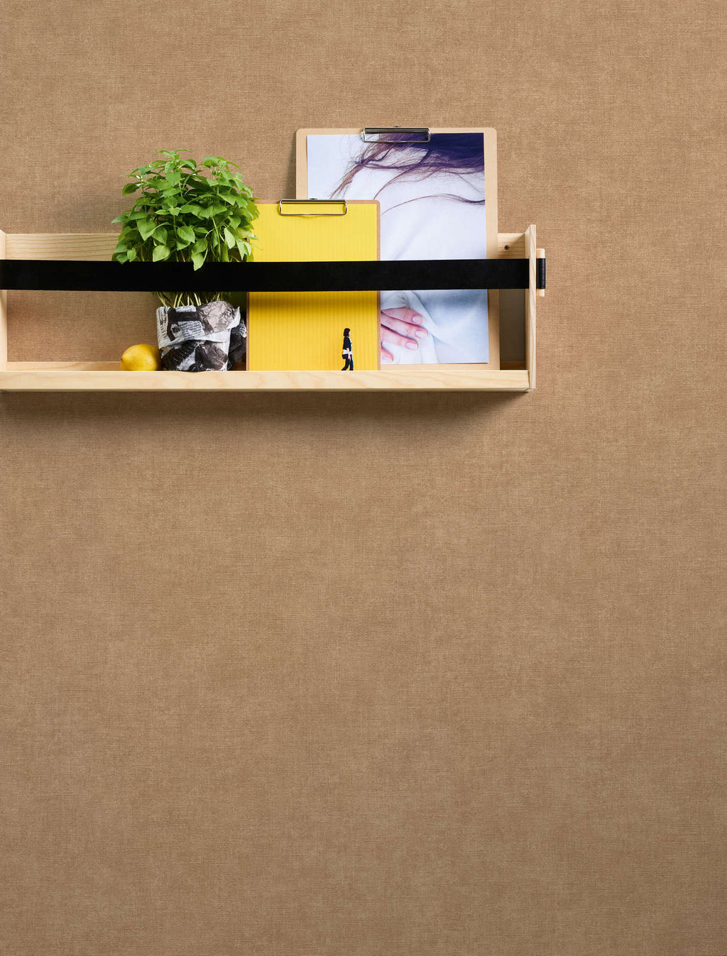 Vienkrāsainas tapetes ar tekstila efektu brūnā tonī - viesistabas interjerā