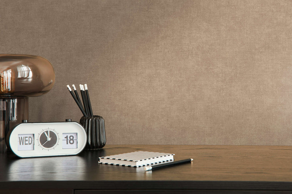 Brūnas tapetes ar tekstila struktūru — elegants risinājums - viesistabas interjerā