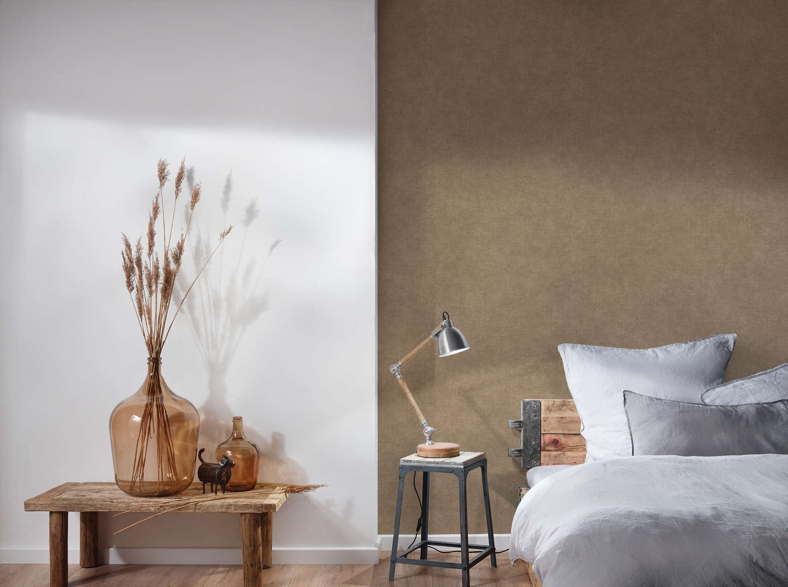 Brūnas tapetes ar tekstila struktūru — elegants risinājums - istabas interjerā