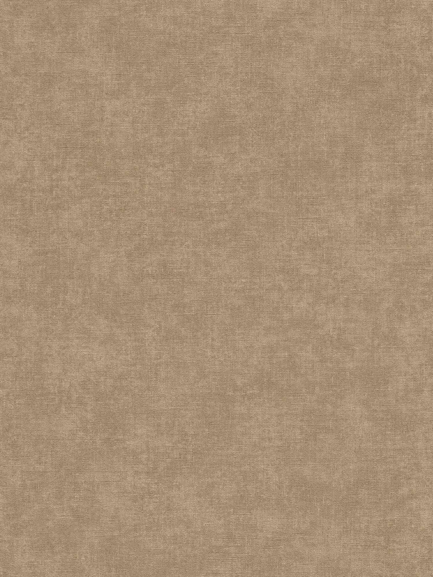 Brūnas tapetes ar tekstila struktūru — elegants risinājums - idejas interjerām