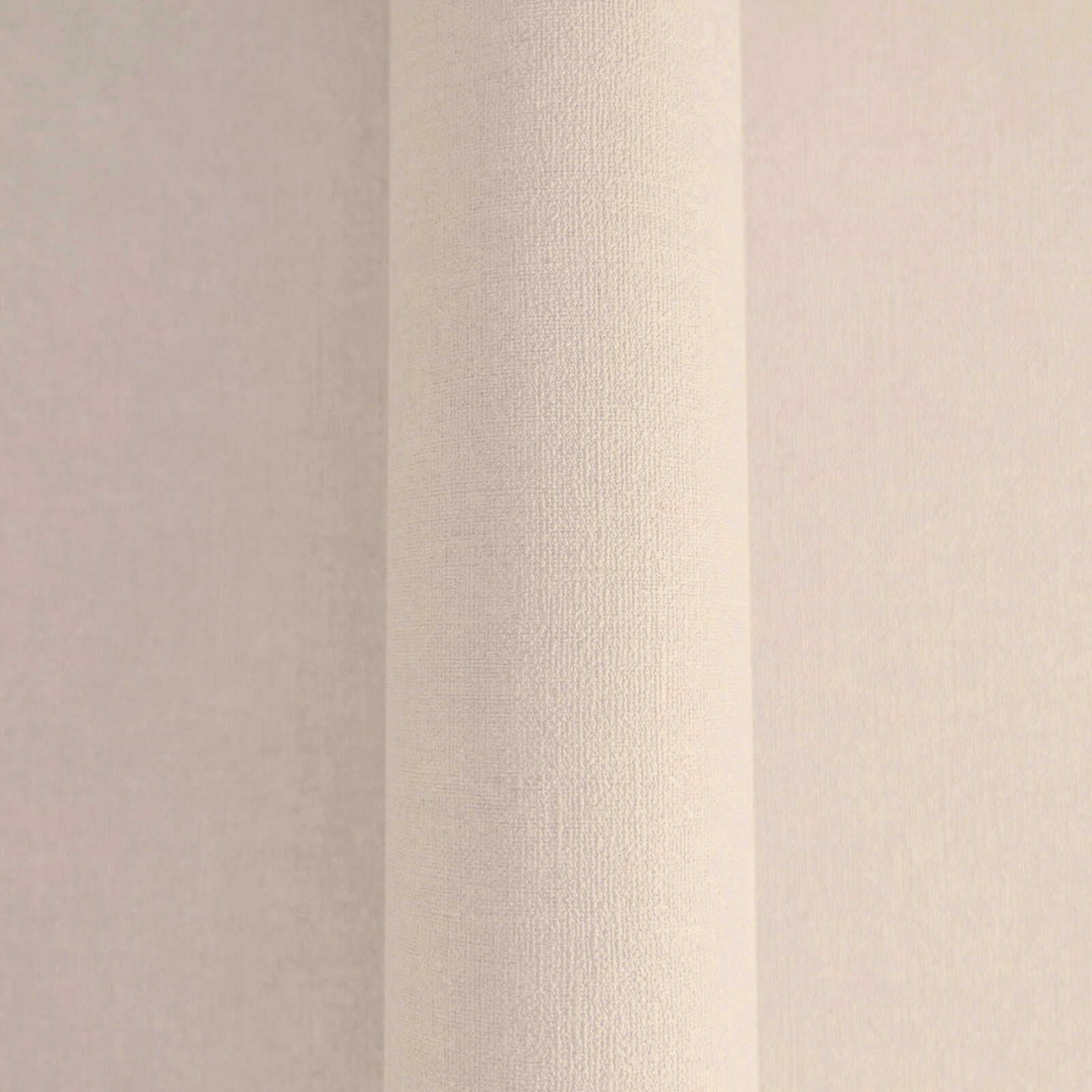 Krēmkrāsas tapetes ar tekstila faktūru un vienkāršu dizainu - kombinācija ar mebelēm