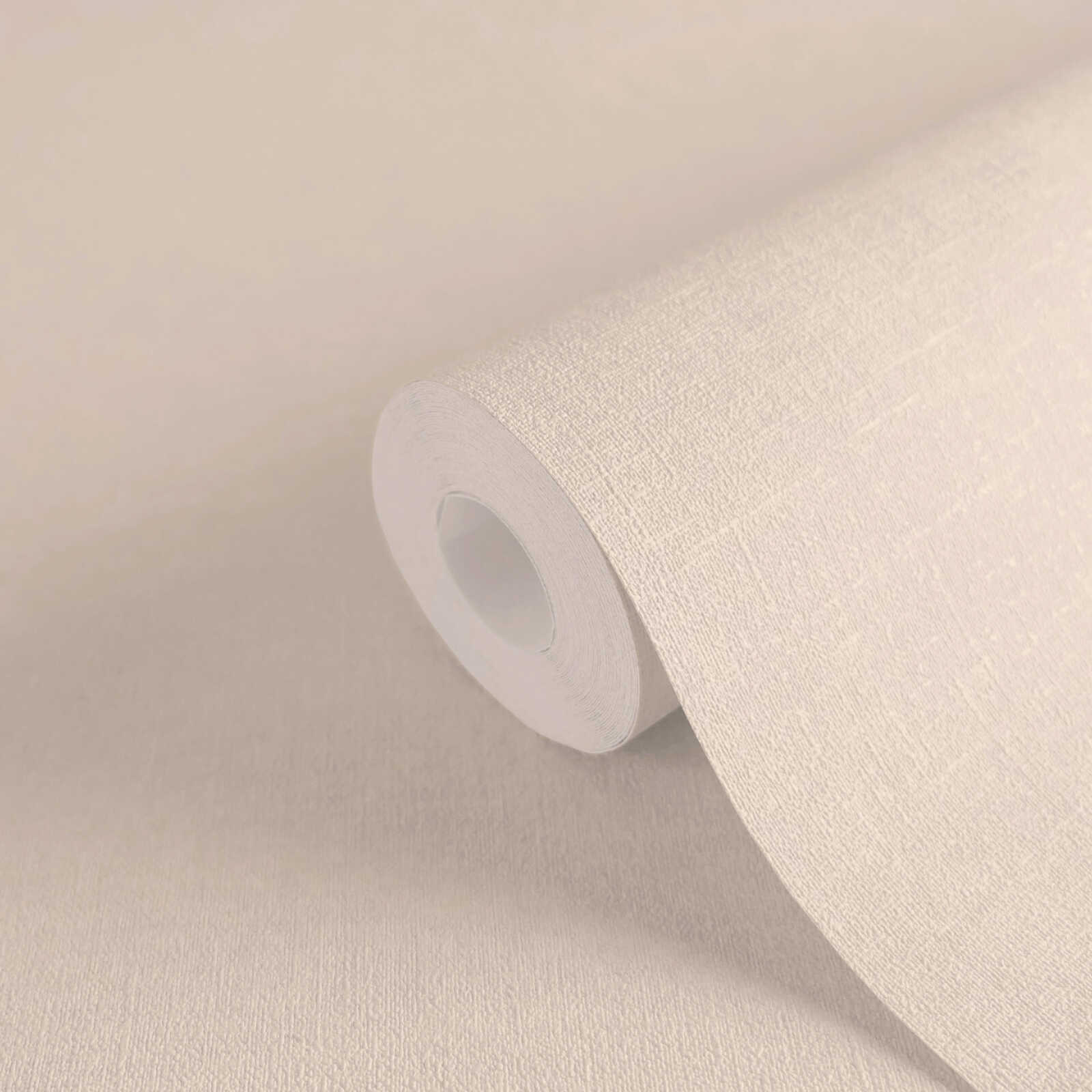 Krēmkrāsas tapetes ar tekstila faktūru un vienkāršu dizainu - kombinācija ar mebelēm