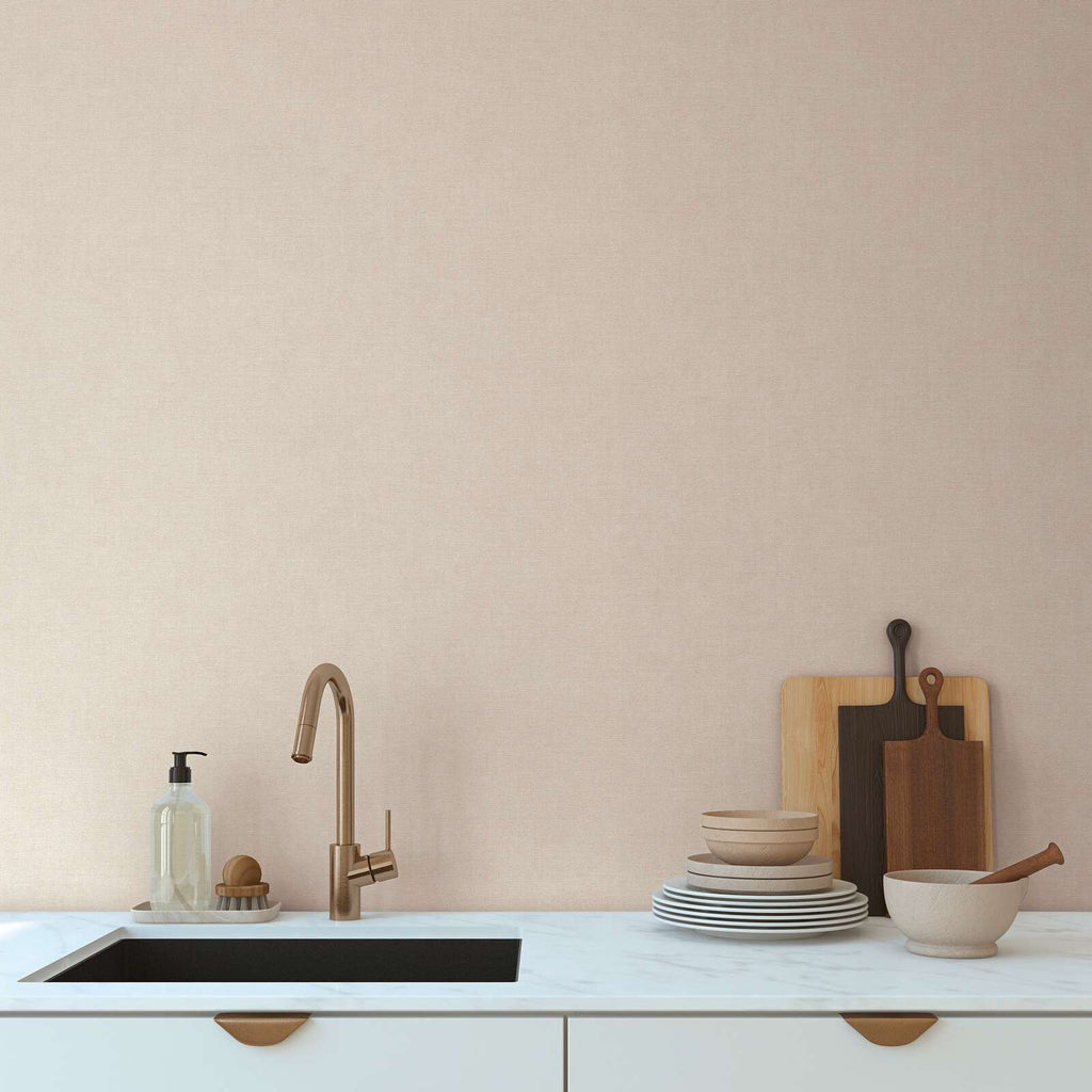 Krēmkrāsas tapetes ar tekstila faktūru un vienkāršu dizainu - viesistabas interjerā