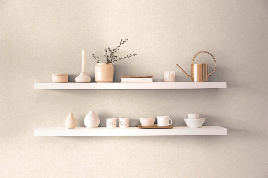 Krēmkrāsas tapetes ar tekstila faktūru un vienkāršu dizainu - guļamistabas interjerā