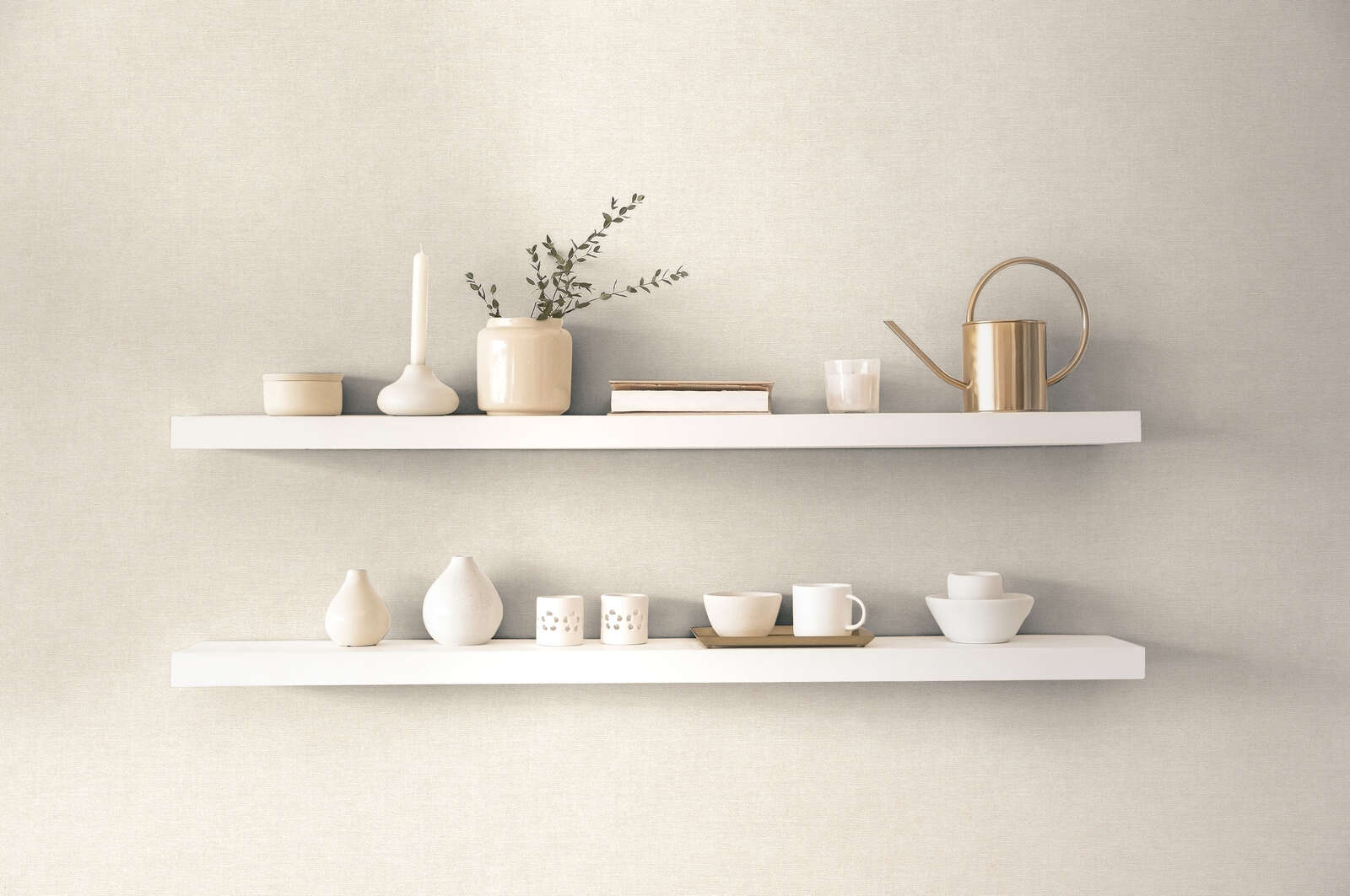 Krēmkrāsas tapetes ar tekstila faktūru un vienkāršu dizainu - guļamistabas interjerā