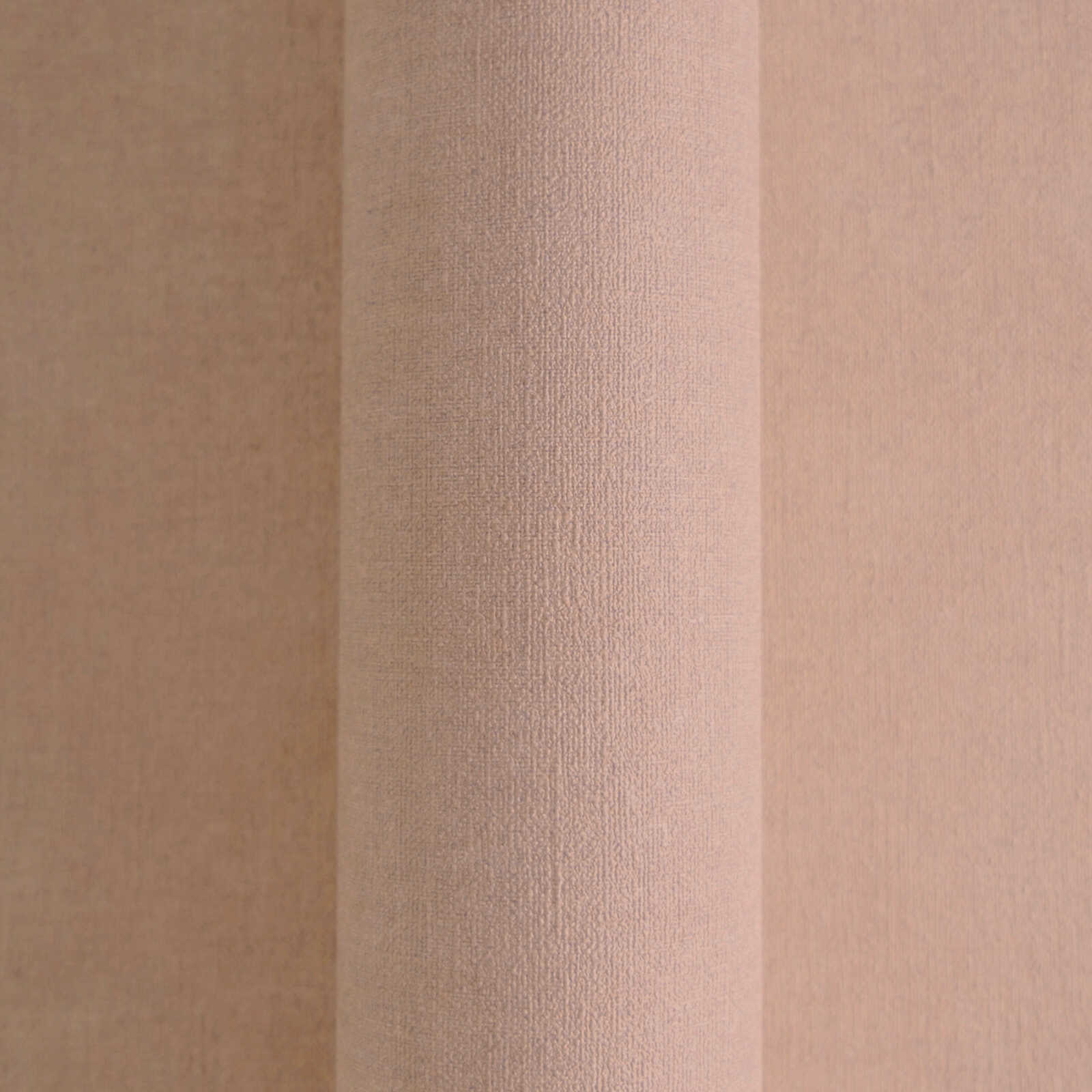 Rozā vienkrāsainas tapetes ar tekstilam līdzīgu izskatu - viesistabas interjerā