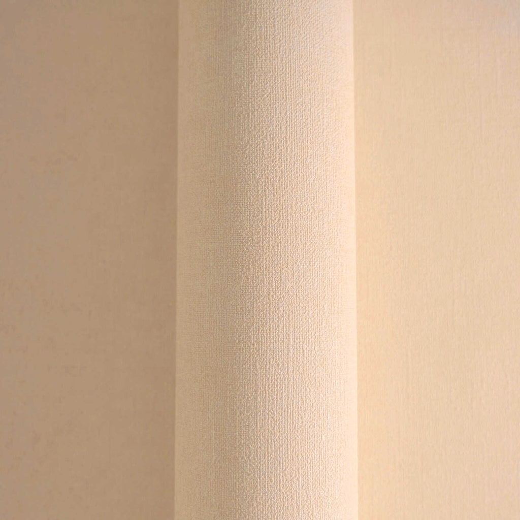 Rozīgas vienkrāsainas tapetes ar tekstila rakstu - istabas interjerā