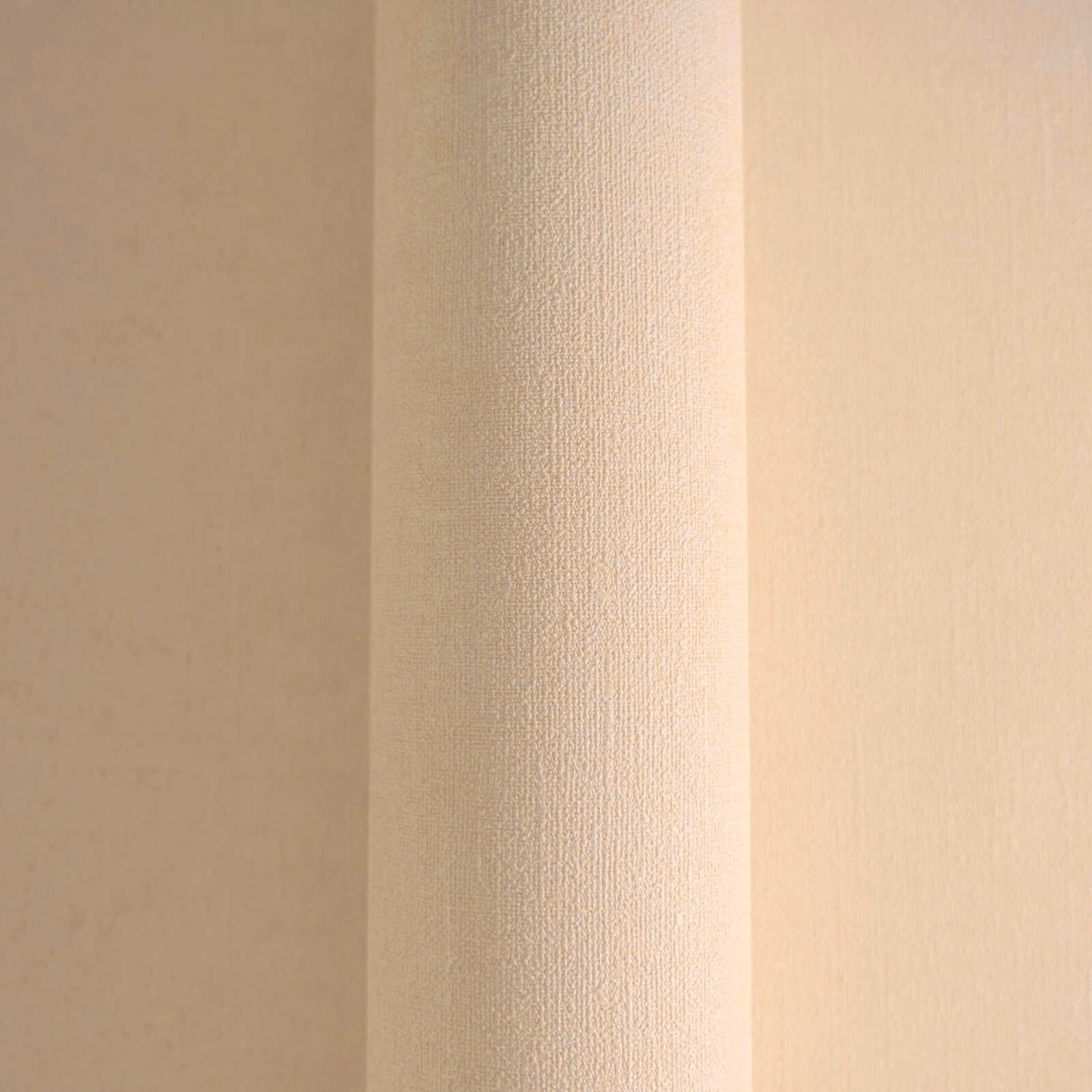 Rozīgas vienkrāsainas tapetes ar tekstila rakstu - istabas interjerā