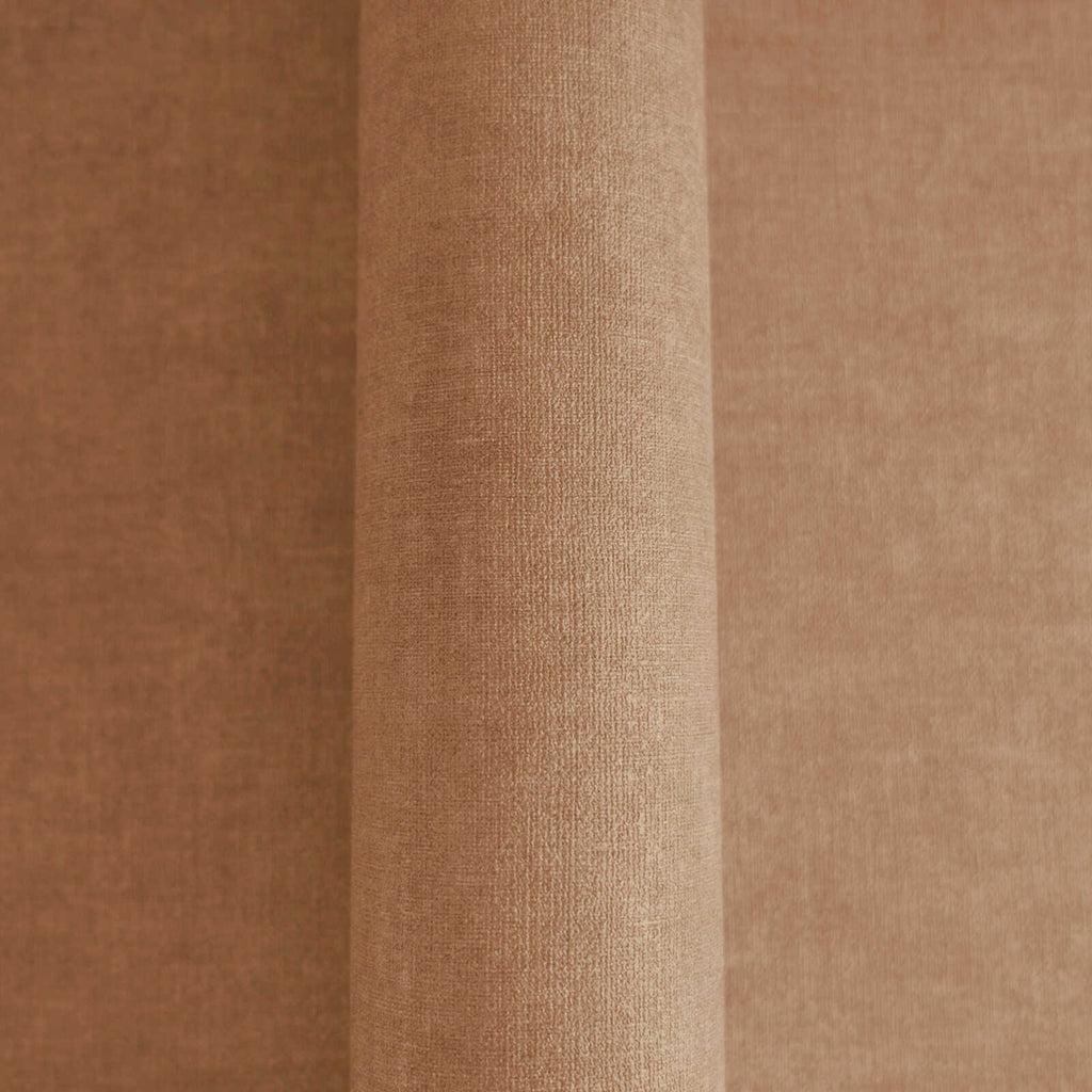 Tumši brūnas tapetes ar tekstila virsmas efektu - guļamistabas interjerā