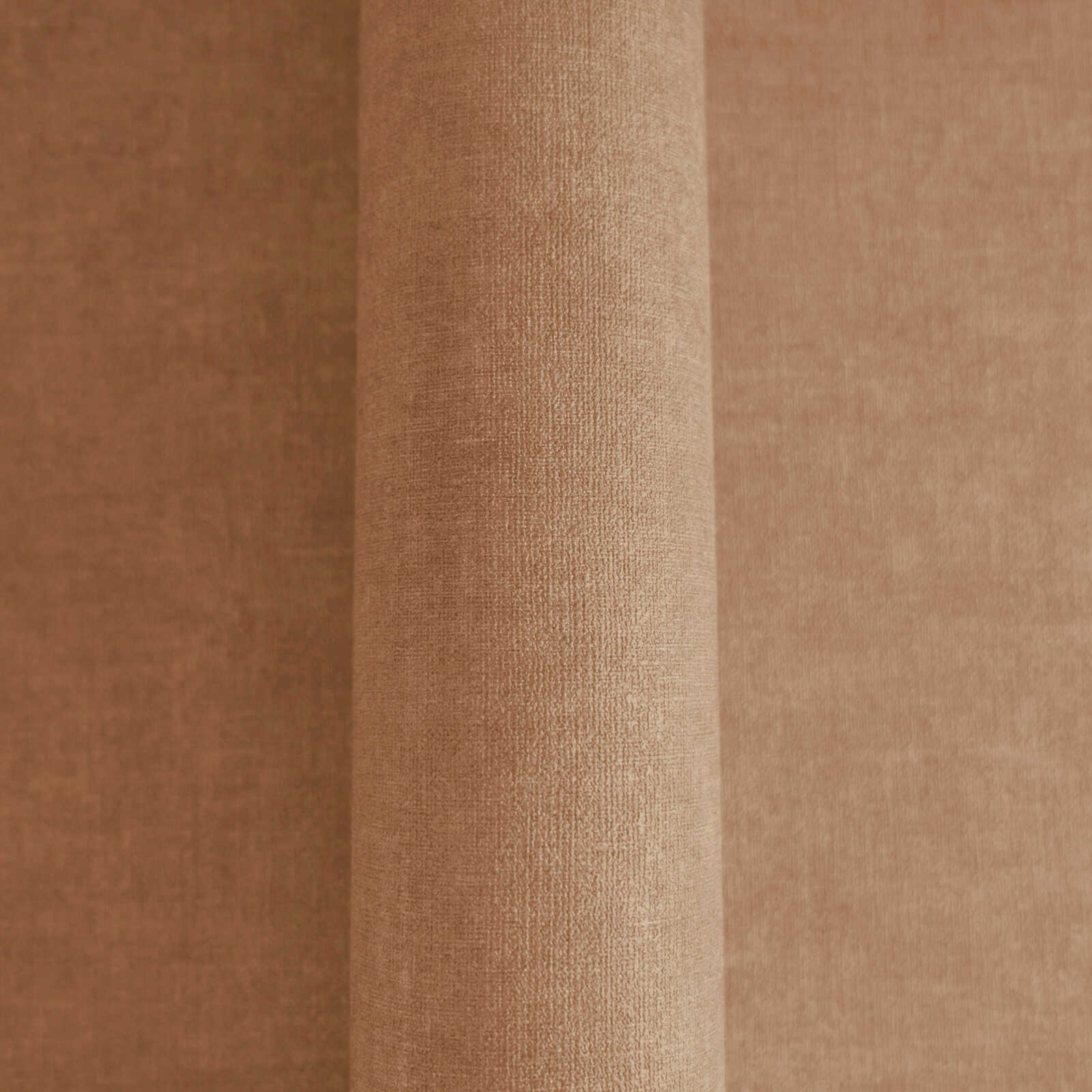 Tumši brūnas tapetes ar tekstila virsmas efektu - guļamistabas interjerā