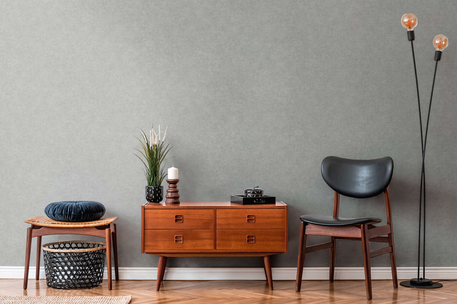 Tumši pelēkas tapetes ar auduma izskatu - kombinācija ar mebelēm