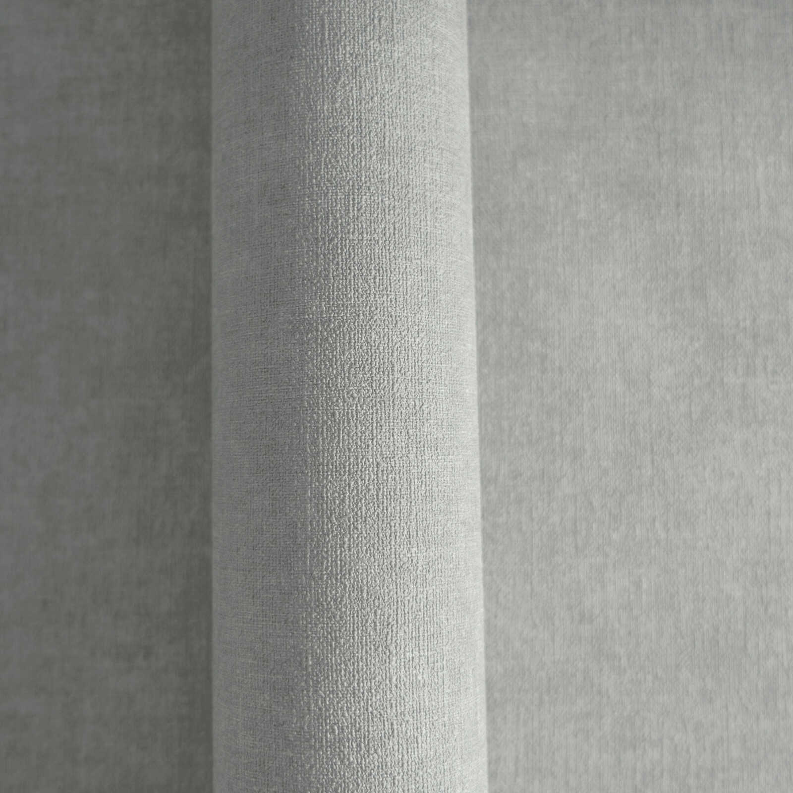 Tumši pelēkas tapetes ar auduma izskatu - istabas interjerā