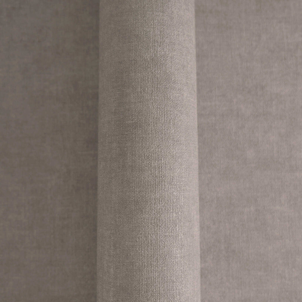 Vienkrāsainas tapetes ar tekstila tekstūru tumši pelēkos toņos - guļamistabas interjerā